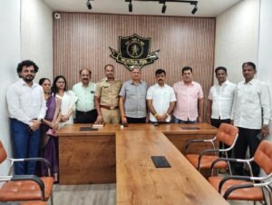 ” शाळेजवळ होणाऱ्या वाहतूक कोंडीवर तोडगा काढा , खालापूर तालुका शिक्षण प्रसारक मंडळाकडे पालकांची तक्रार “..
